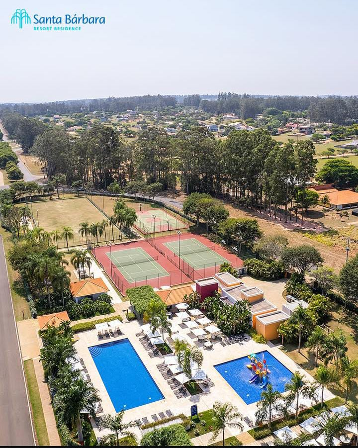 Vista aérea das quadras e piscinas