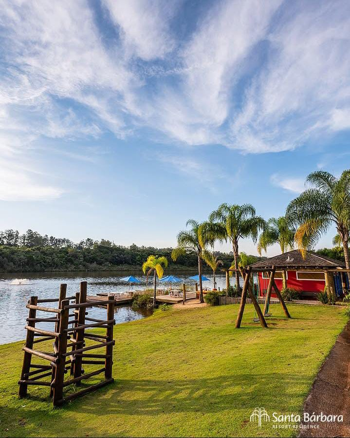 Deck e píer no lago