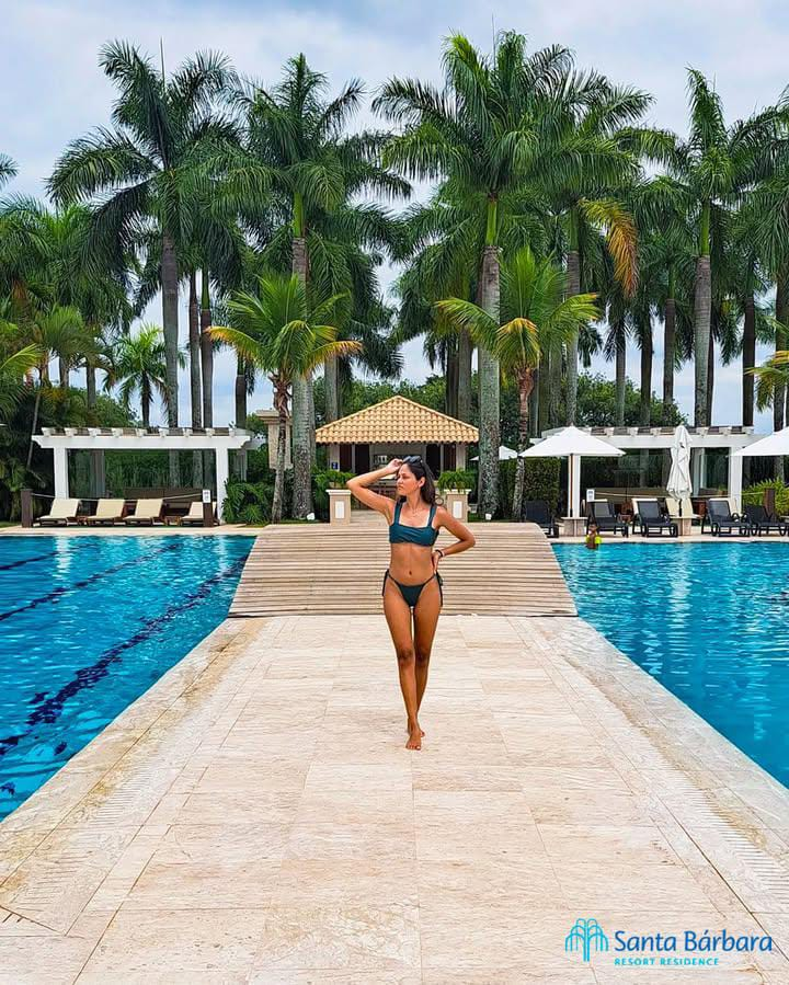 Piscina com coqueiros